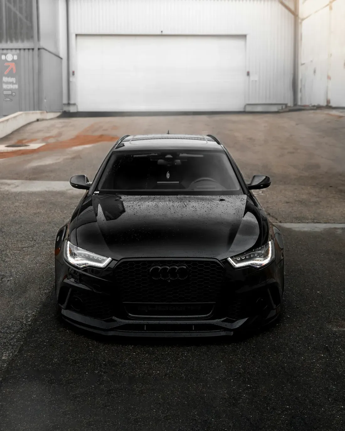 Schwarzer Audi RS von vorne auf nassem Asphalt