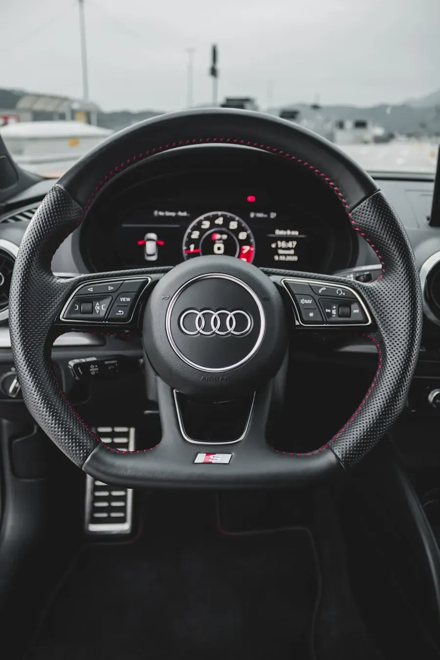Cockpit mit Sportlenkrad und digitalem Kombiinstrument