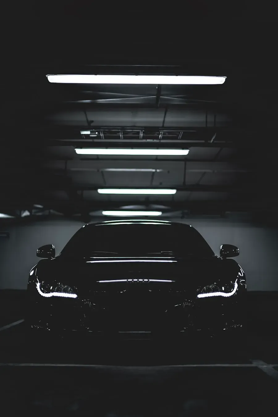Schwarzer Audi Sportwagen in einer dunklen Tiefgarage